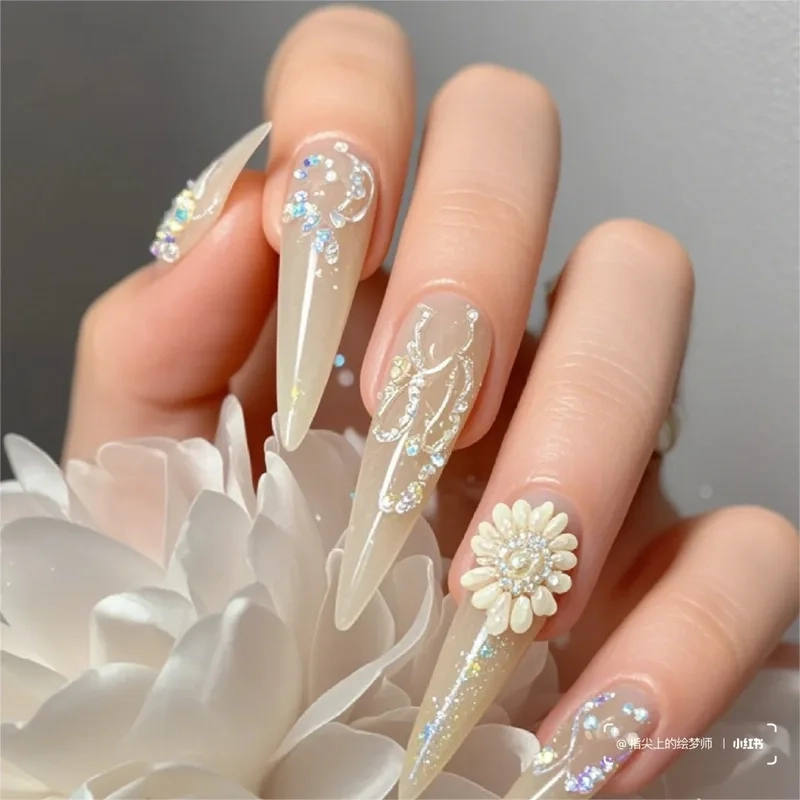 Nail chân hoa cúc nhẹ nhàng mà vẫn đầy cuốn hút