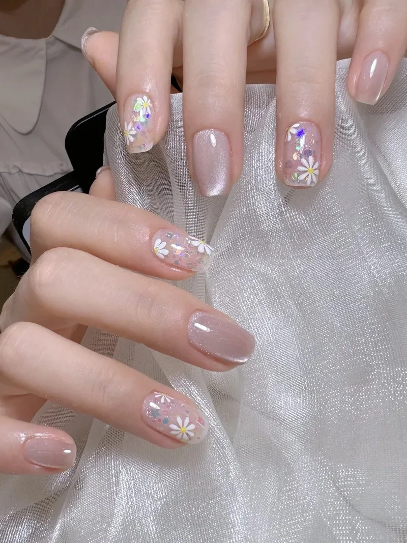 Nail hình hoa cúc đơn giản mà tinh tế, thử ngay