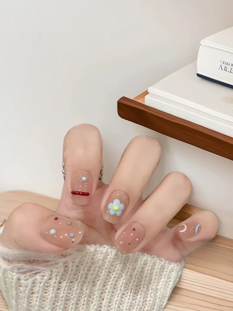 Mẫu nail hoa nhí nhẹ nhàng, mang vẻ đẹp tinh tế