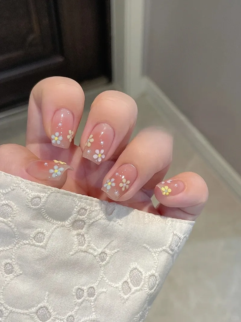 Nail gắn hoa nhí giúp đôi tay nàng thêm phần duyên dáng
