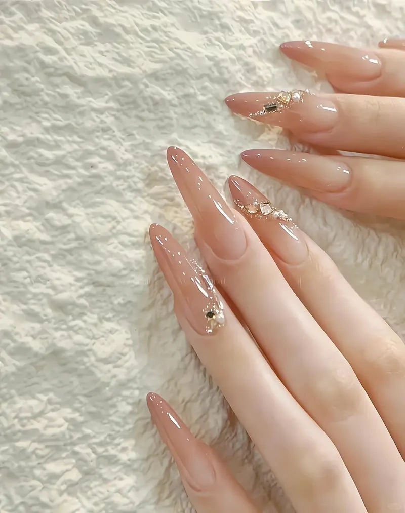 Đừng bỏ qua mẫu nail form tròn nhọn cực xinh dành cho nàng