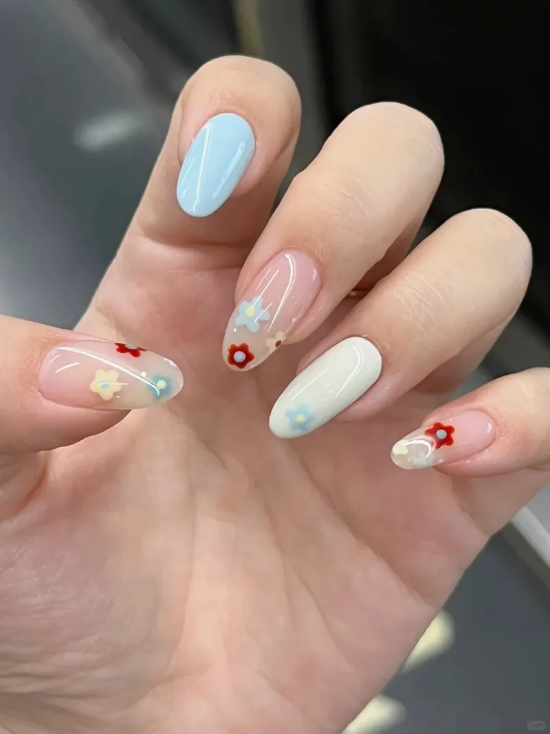 Nail tròn nữ tính giúp bàn tay thêm phần thon gọn và cuốn hút