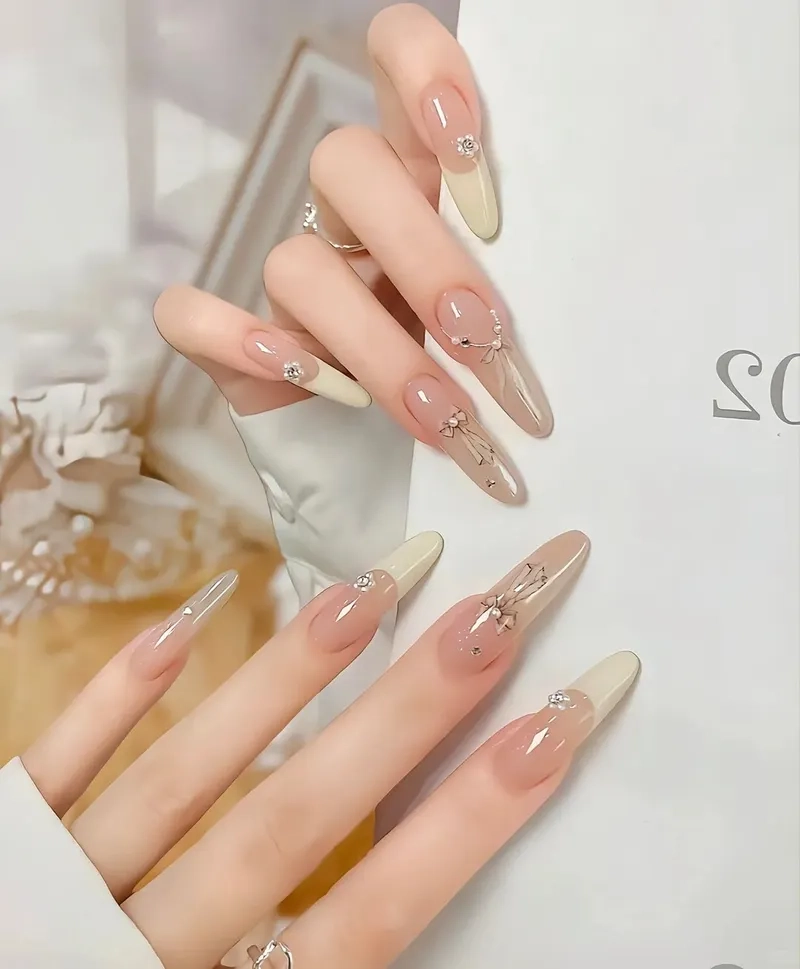 Mẫu móng tròn nhọn giúp bàn tay nàng trở nên mềm mại hơn