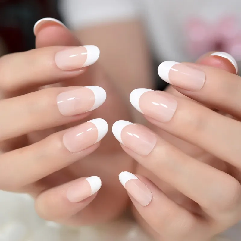 Mẫu nail móng tròn nhọn giúp nàng luôn nổi bật mọi lúc mọi nơi