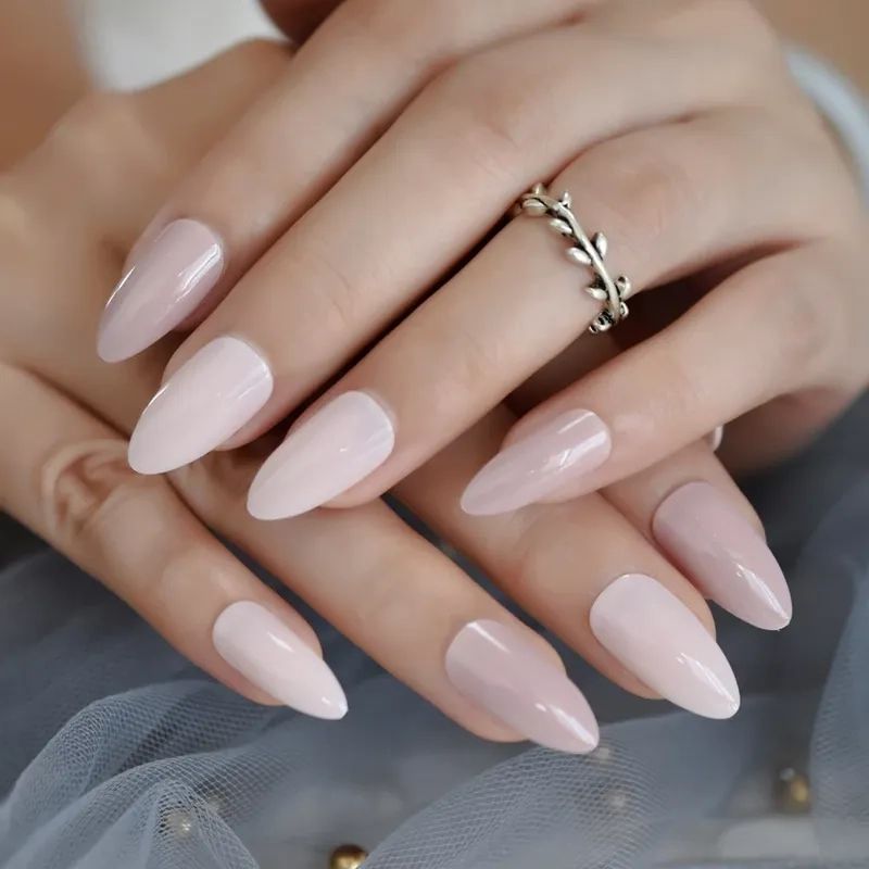 Gây ấn tượng với mẫu nail móng tròn đơn giản nhưng đầy quyến rũ