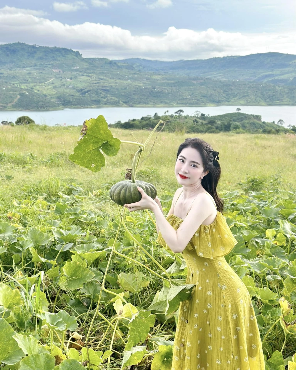 Để biết thêm về tuổi và tiểu sử của quỳnh nga sinh năm bao nhiêu