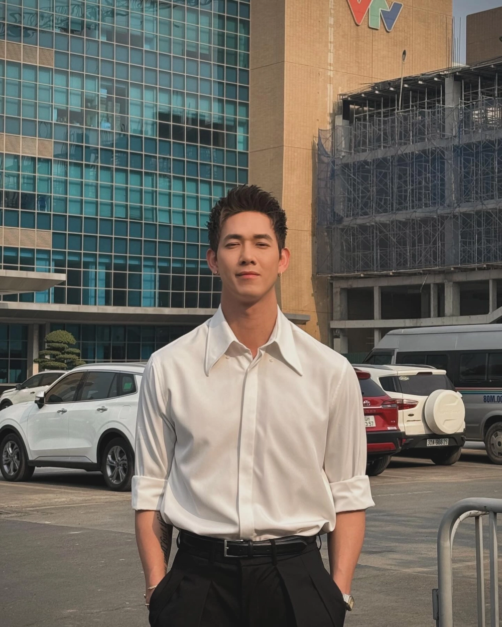 Khám phá về quá trình học tập của Song Luân học trường nào và con đường đến với nghệ thuật.