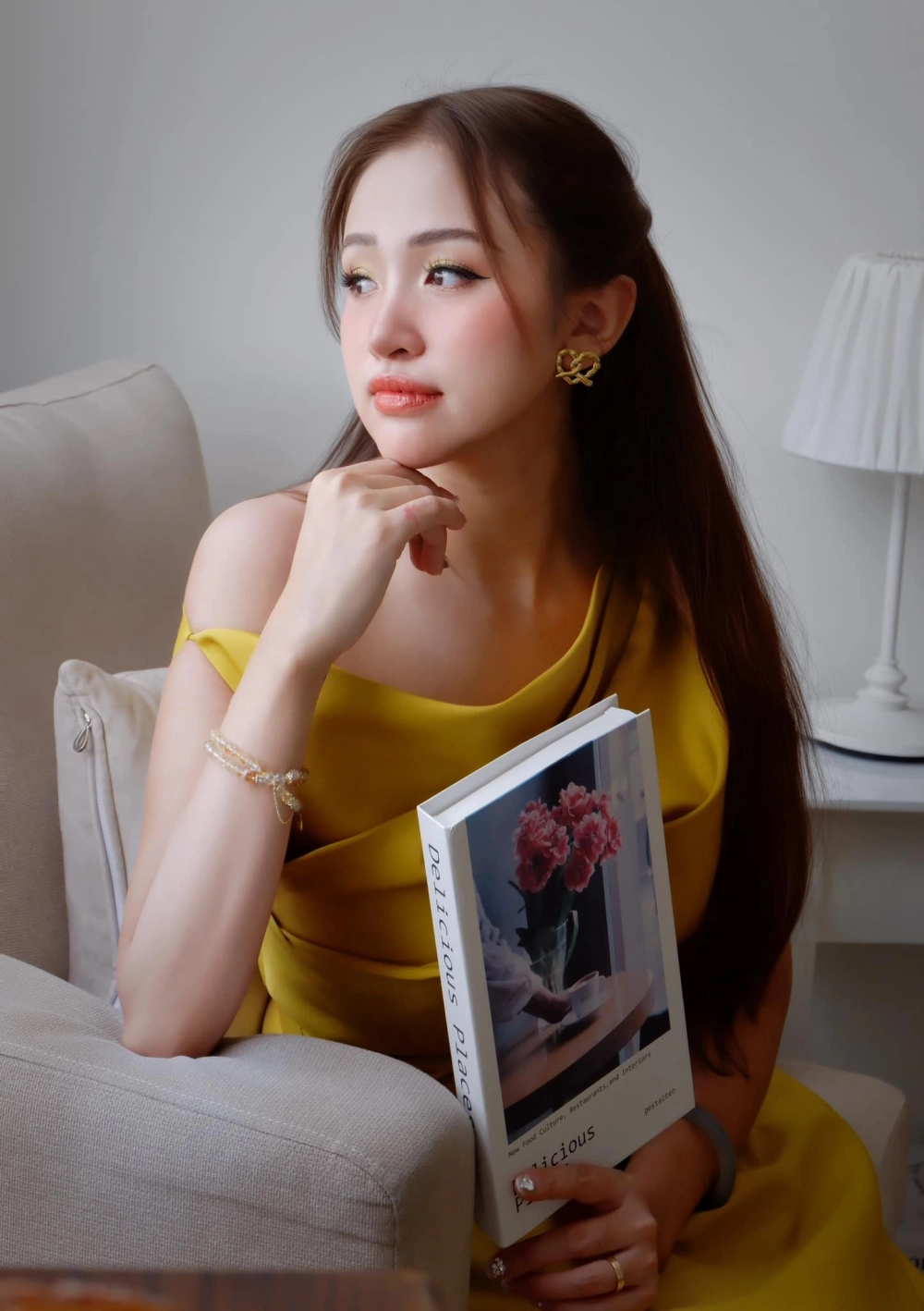 Vân Hugo còn thể hiện tài năng ca hát, mang đến những bài hát đầy cảm xúc
