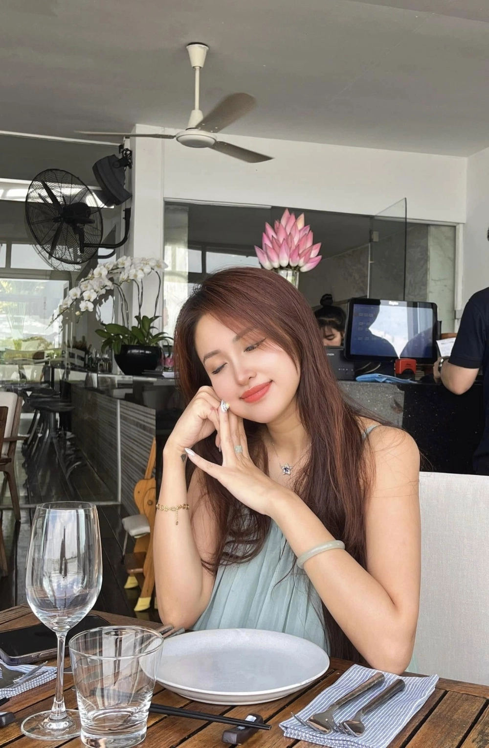 Hiup Vân Hugo là một nghệ sĩ đa tài, được yêu mến qua các chương trình truyền hình và phim ảnh