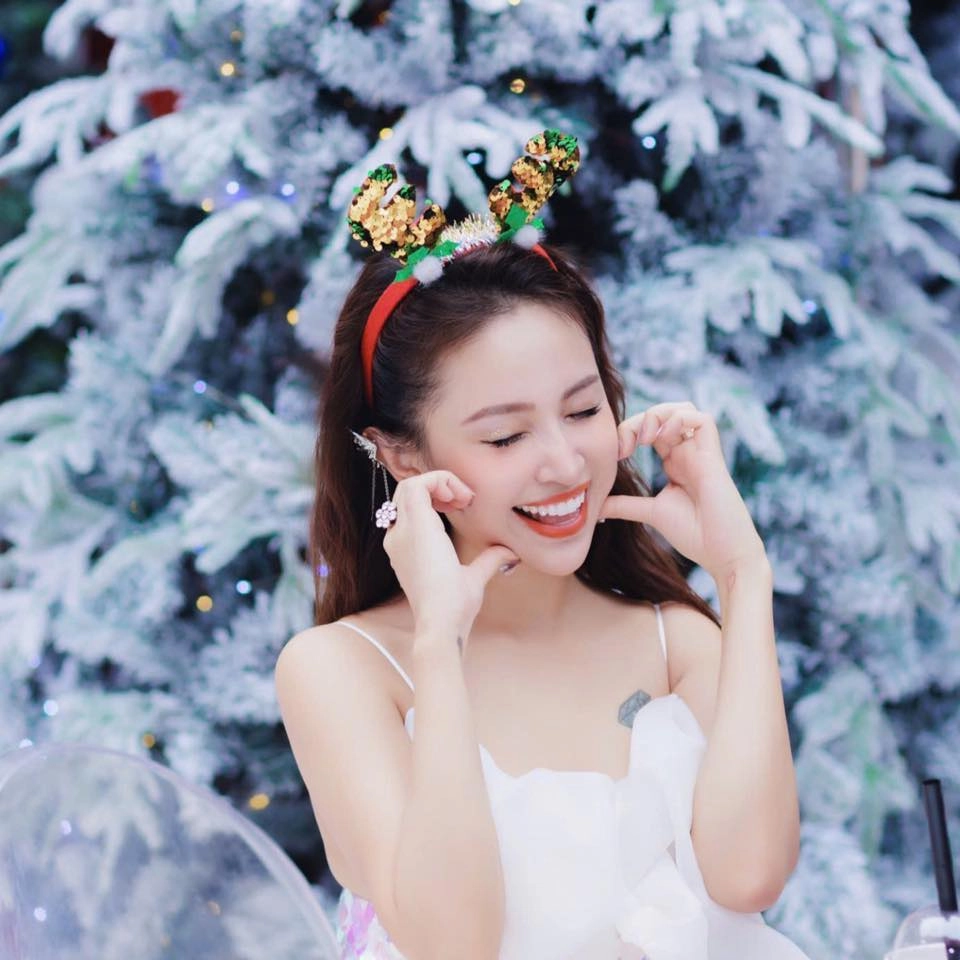 Hiup Vân Hugo là một nghệ sĩ đa tài, được yêu mến qua các chương trình truyền hình và phim ảnh