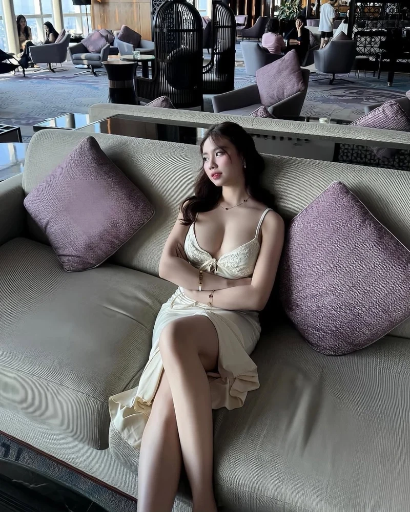 Hình ảnh những cô gái mặc bikini tạo nên khung cảnh mùa hè nóng bỏng