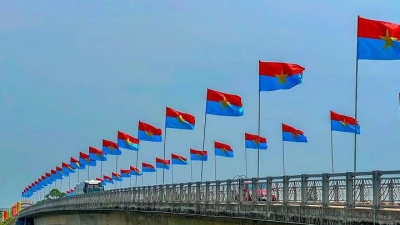 Cảnh quan Cầu Hiền Lương nhuộm màu thời gian