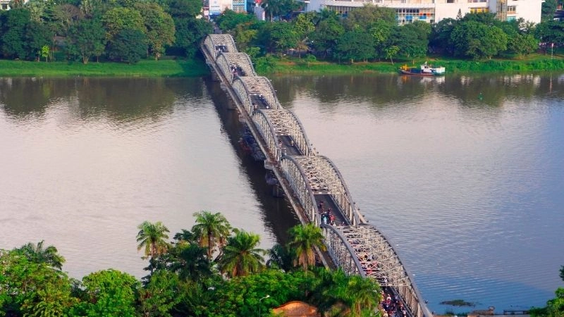 Hình ảnh Cầu Trường Tiền giữa lòng sông Hương