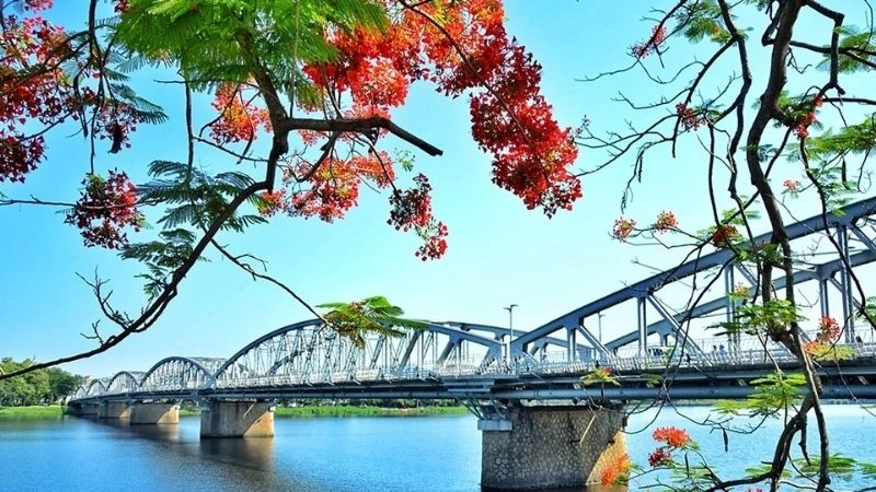 Cầu Trường Tiền Huế biểu tượng bên dòng sông Hương
