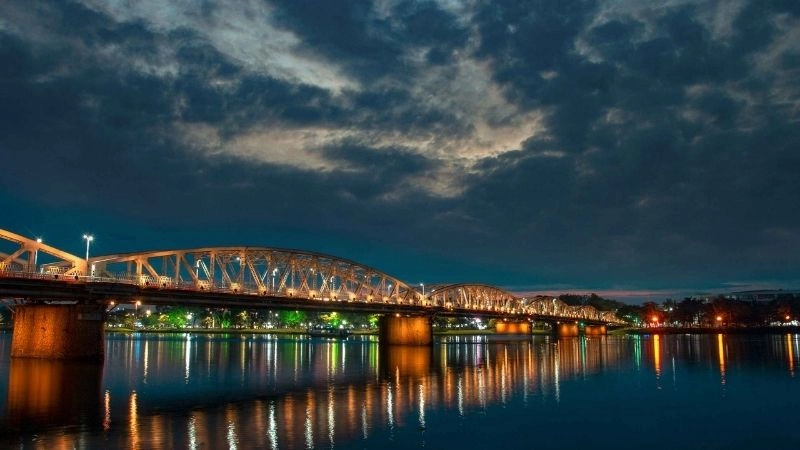 Cầu Trường Tiền và sông Hương biểu tượng xứ Huế