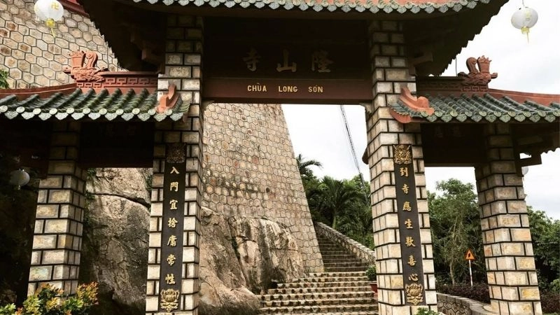 Chùa Long Sơn địa chỉ thuận tiện cho khách hành hương