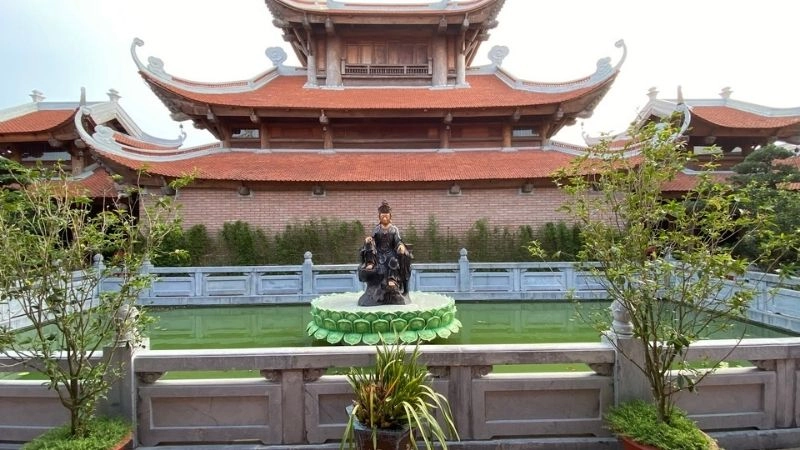 Chùa Long Tiên Hạ Long nổi bật phong cảnh hữu tình tuyệt đẹp