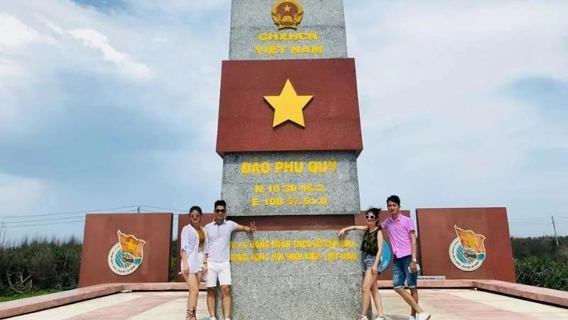 Cột cờ Phú Quý ở đâu khiến du khách tò mò
