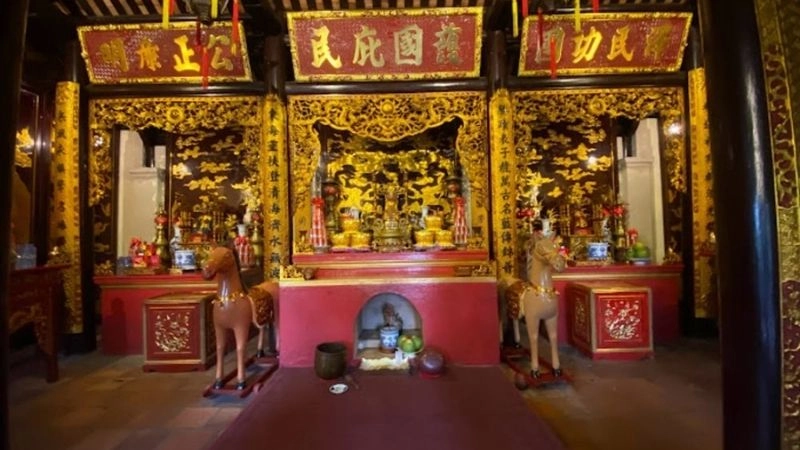 Hình ảnh đền Cửa Ông uy nghi soi bóng biển xanh