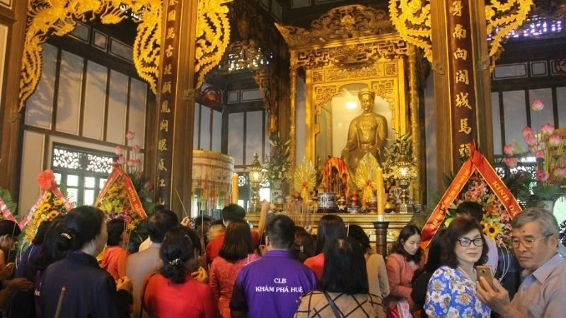 Hình ảnh đền Huyền Trân thanh tịnh giữa non nước hữu tình