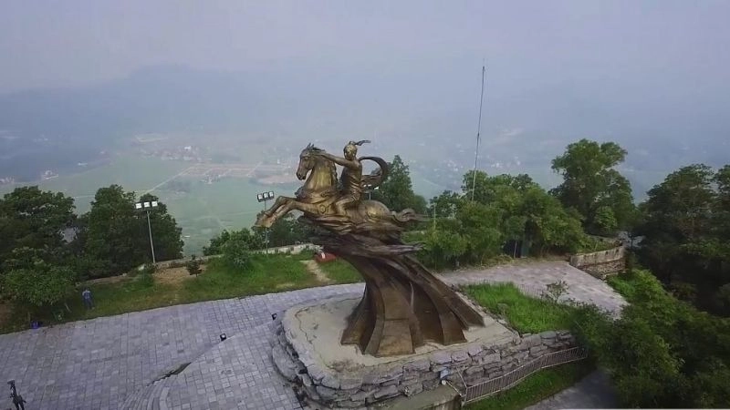 Khu di tích đền Sóc gồm nhiều công trình cổ kính linh thiêng