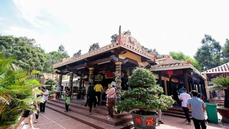 Địa điểm Dinh Thầy Thím thu hút khách hành hương