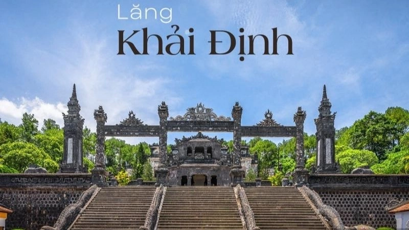 Lăng Khải Định tọa lạc trên sườn núi Châu Chữ, thuộc xã Thủy Bằng, TP Huế, nổi bật giữa rừng cây xanh bạt ngàn. Đây là một trong những lăng tẩm Huế có quy mô nhỏ nhưng lại tinh xảo