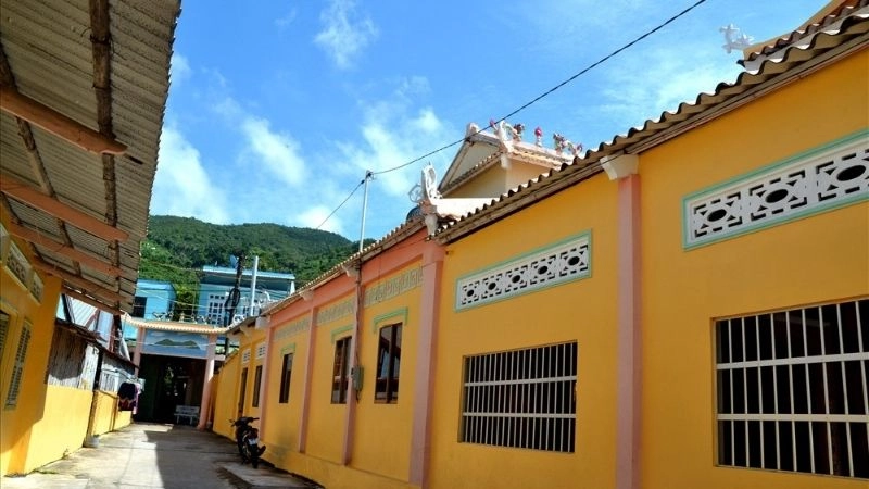 Miếu Bà Cố Chủ Hòn Sơn linh thiêng giữa biển trời