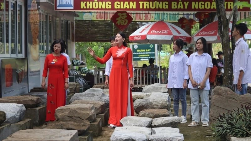 Chụp ảnh tại di sản văn hóa thế giới thành Nhà Hồ