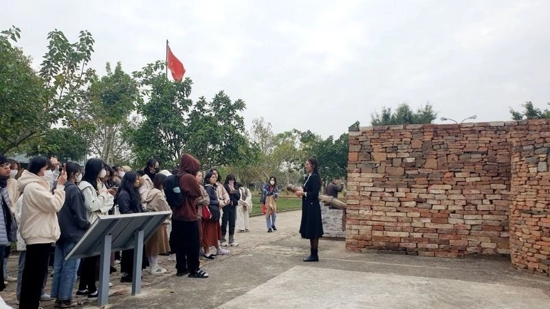 Những câu chuyện lịch sử thành Nhà Hồ ly kỳ