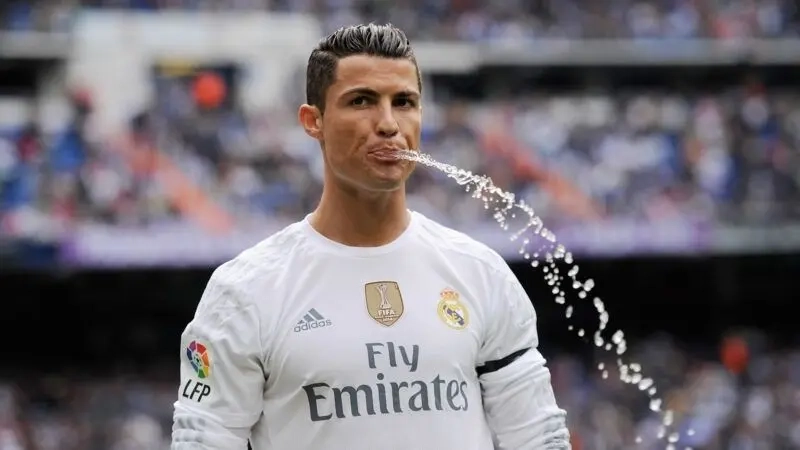 Ảnh Ronaldo uống nước meme gây cười nhờ khoảnh khắc đời thường