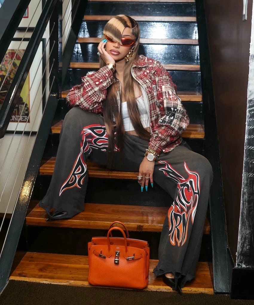 Cardi B cuốn hút với phong cách rap bùng nổ mạnh mẽ