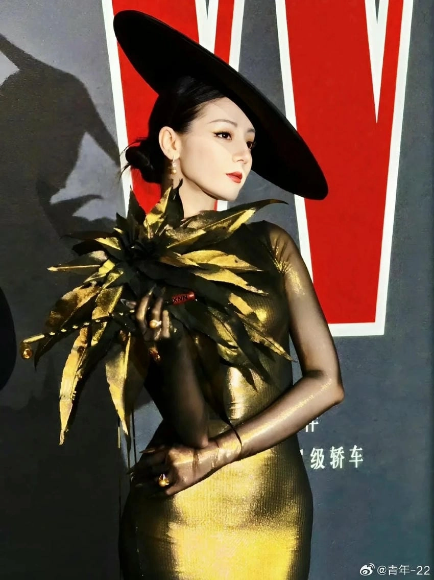 Địch Lệ Nhiệt Ba gây thương nhớ với nhan sắc kiêu sa