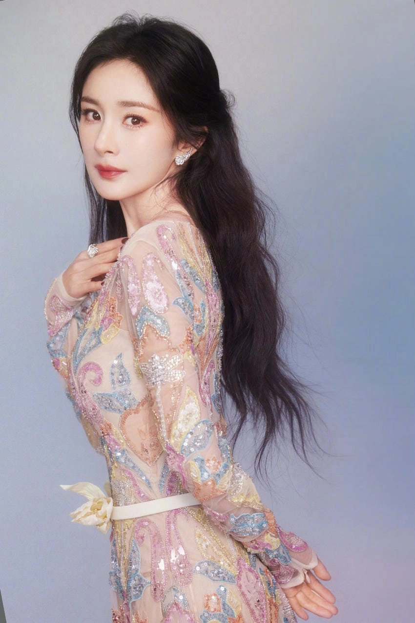 Ảnh Dương Mịch ghi lại khoảnh khắc đẹp rạng ngời của nữ thần