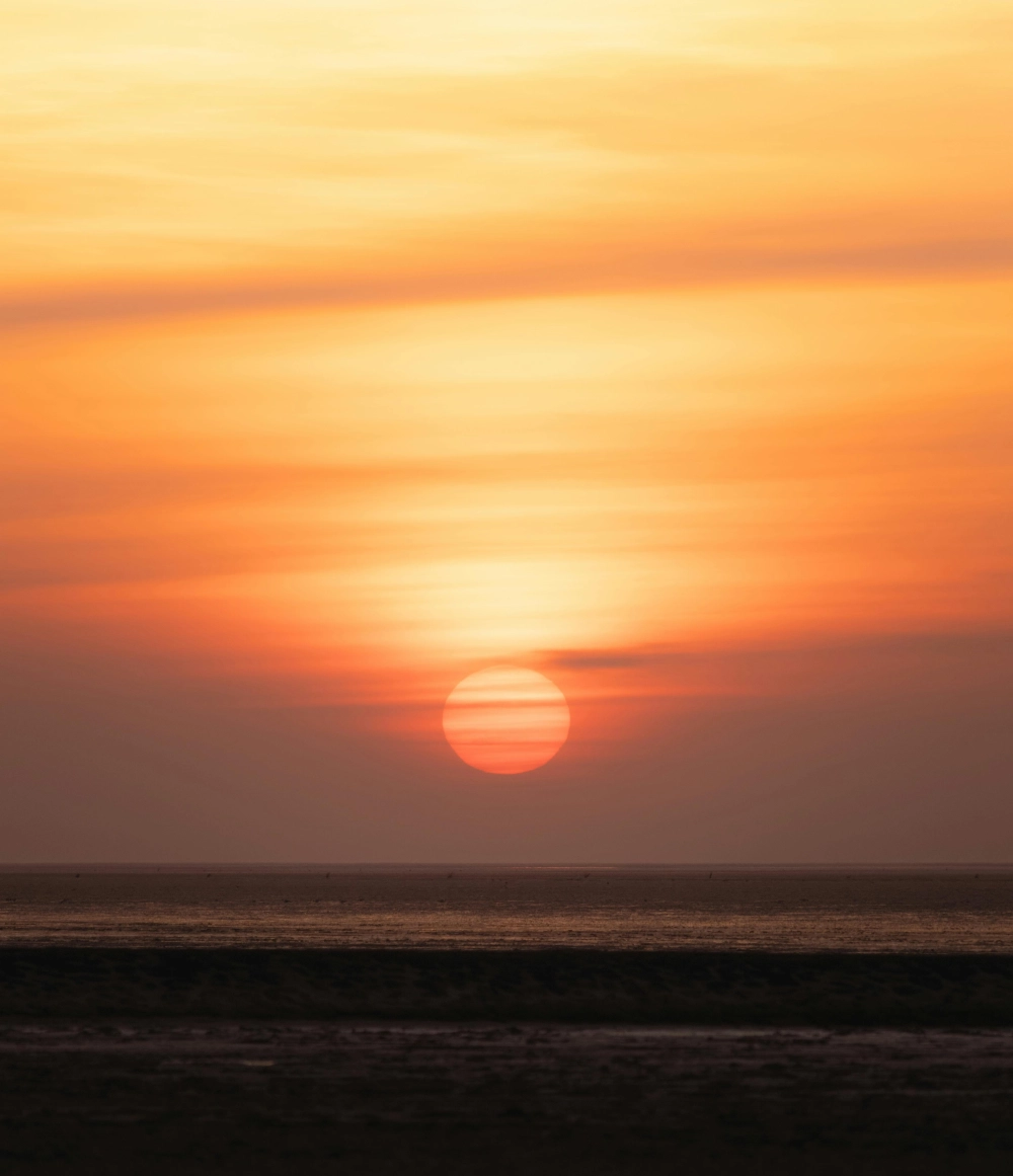 Nền hoàng hôn mang lại cảm giác bình yên sâu lắng