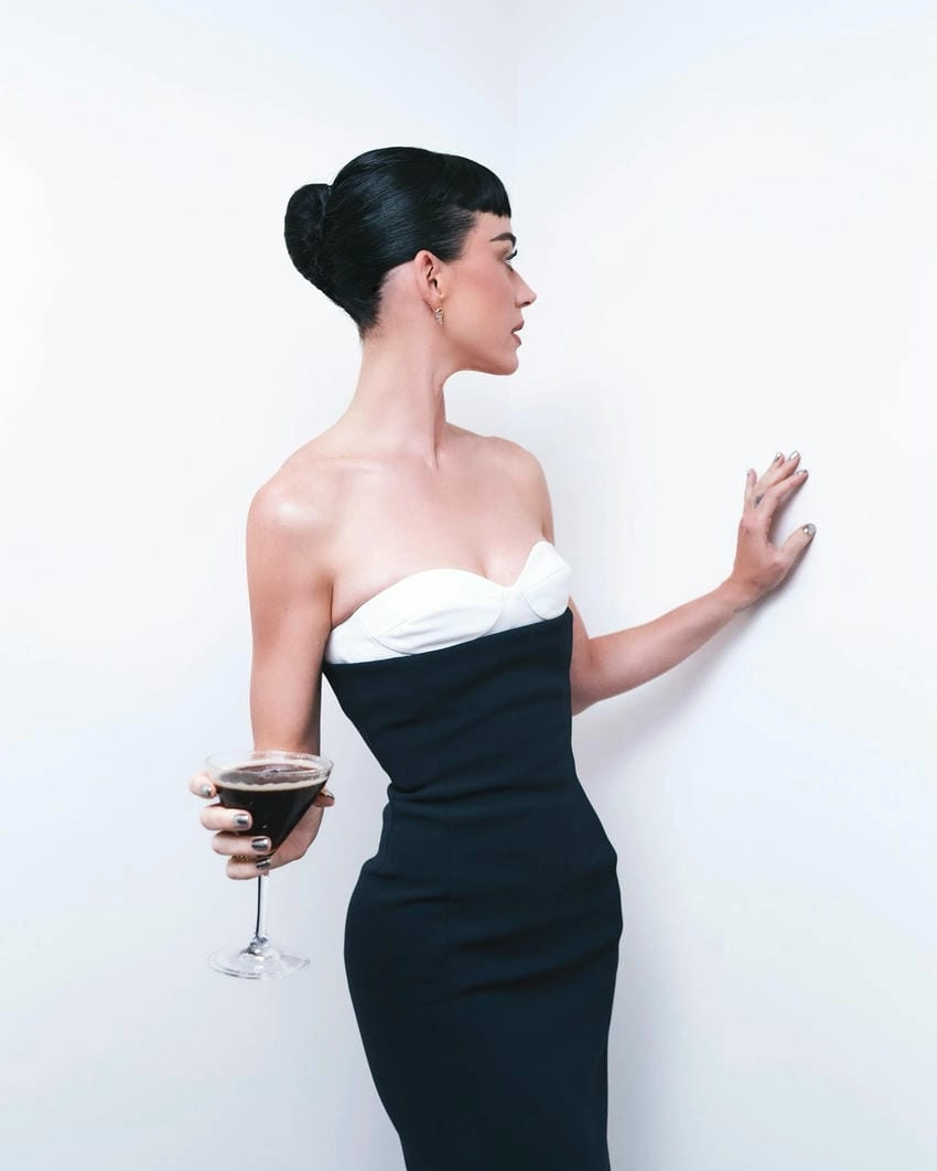 Katy Perry in space rực rỡ giữa không gian vô tận