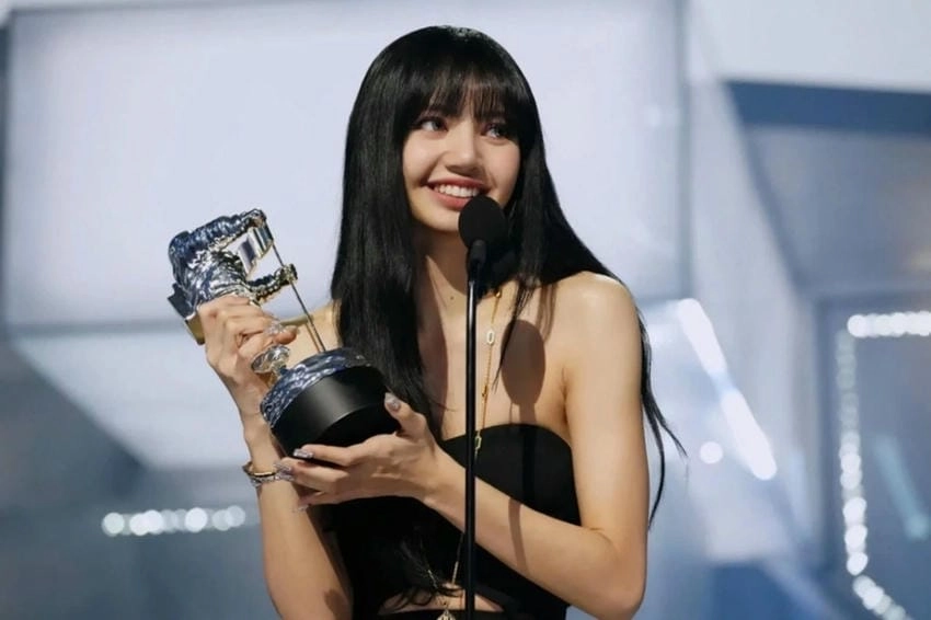 Money Lisa ca khúc solo gây sốt toàn cầu