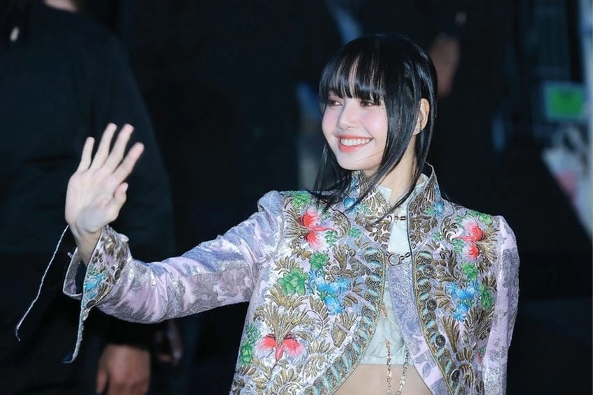 Lisa IG cập nhật phong cách thời thượng