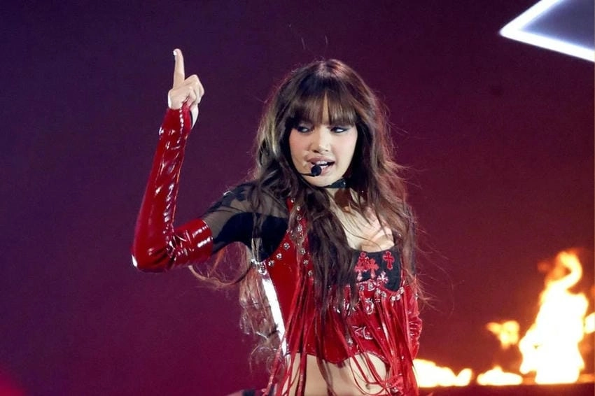 Lisa body chuẩn siêu mẫu khiến fan ghen tị