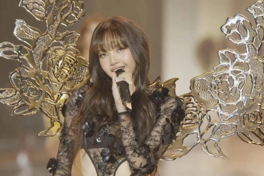 Lisa tuổi thật khiến cộng đồng bất ngờ