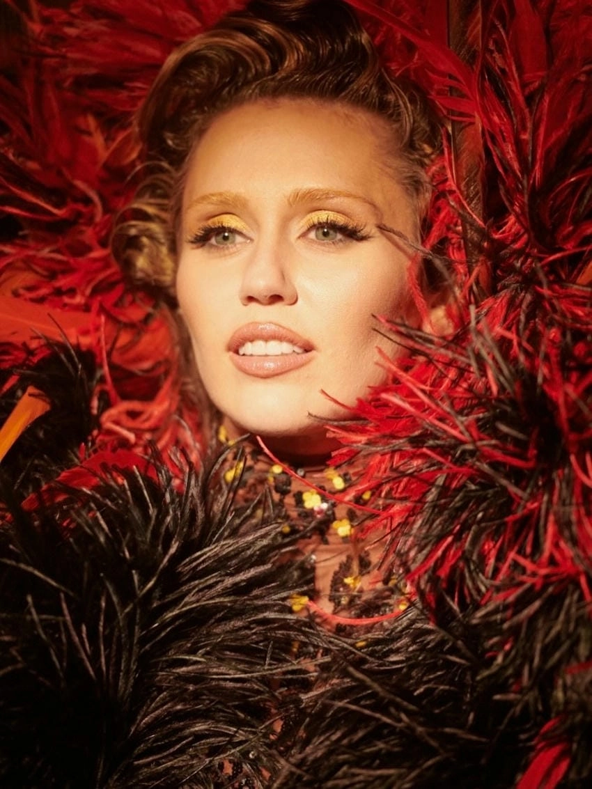 Miley Cyrus 2025 hứa hẹn bùng nổ những siêu phẩm mới