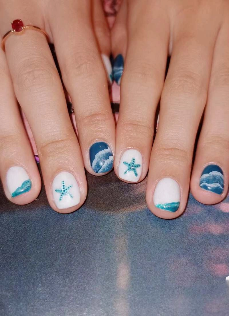 Nail trơn sang trọng khiến bàn tay trở nên thanh lịch hơn