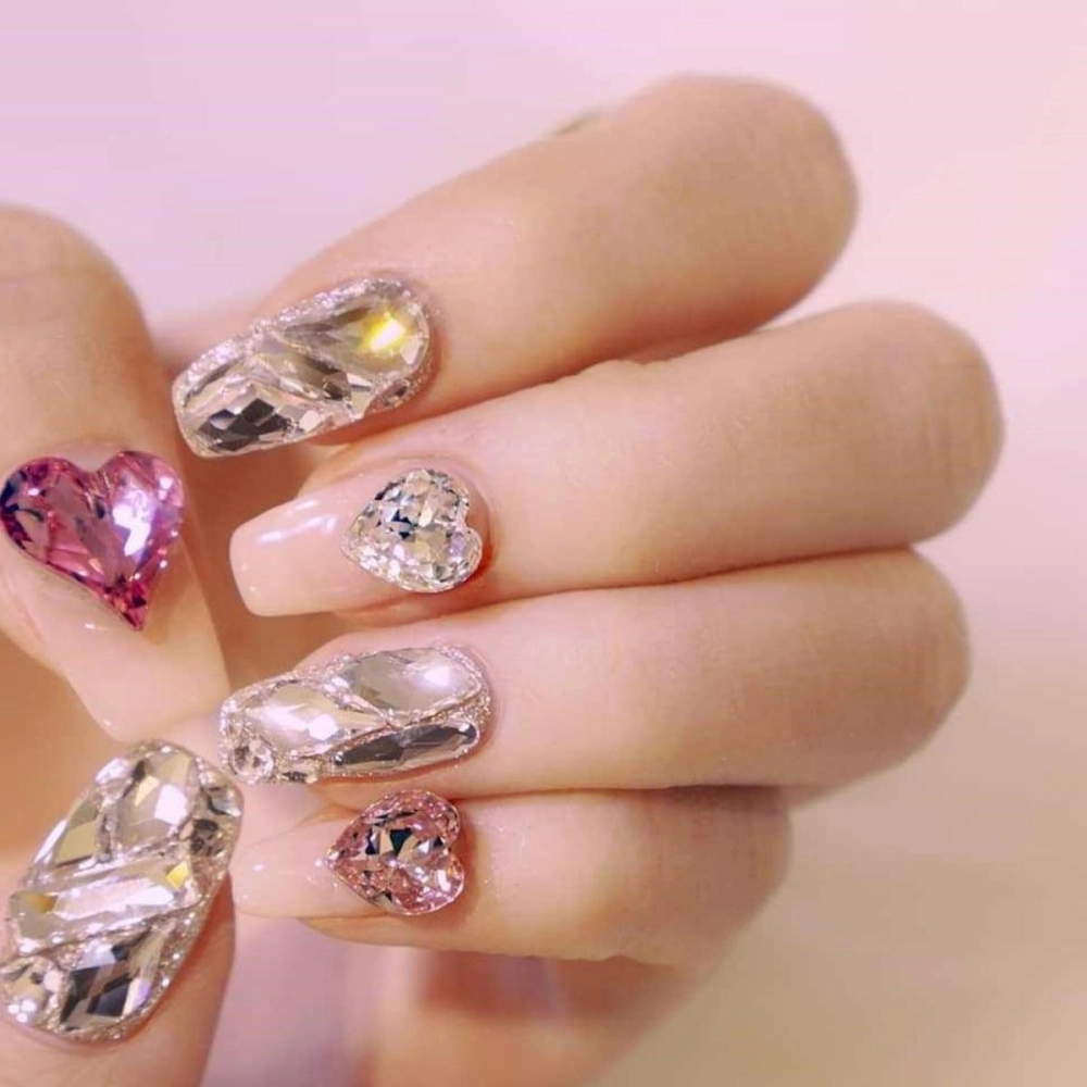 Mẫu nail sơn thạch đính đá trong trẻo kiêu sa