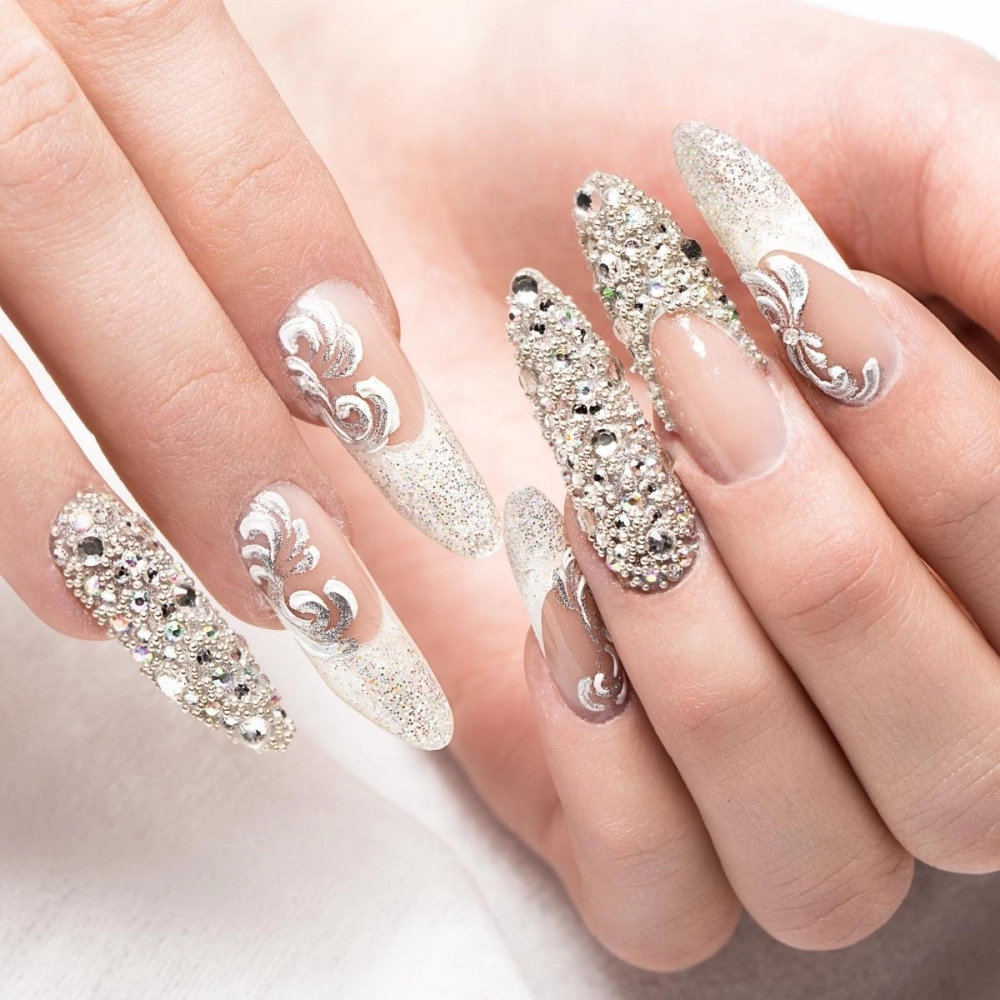 Nail đính đá nhẹ nhàng tinh tế đầy duyên dáng
