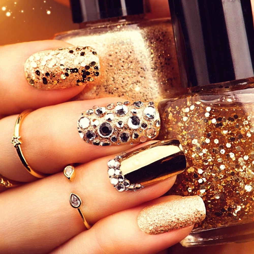 Mẫu nail đính đá đẹp đơn giản thanh lịch