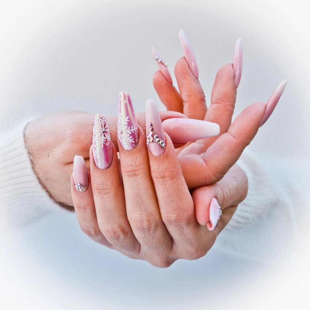 Đính đá nail sáng tạo độc đáo nổi bật
