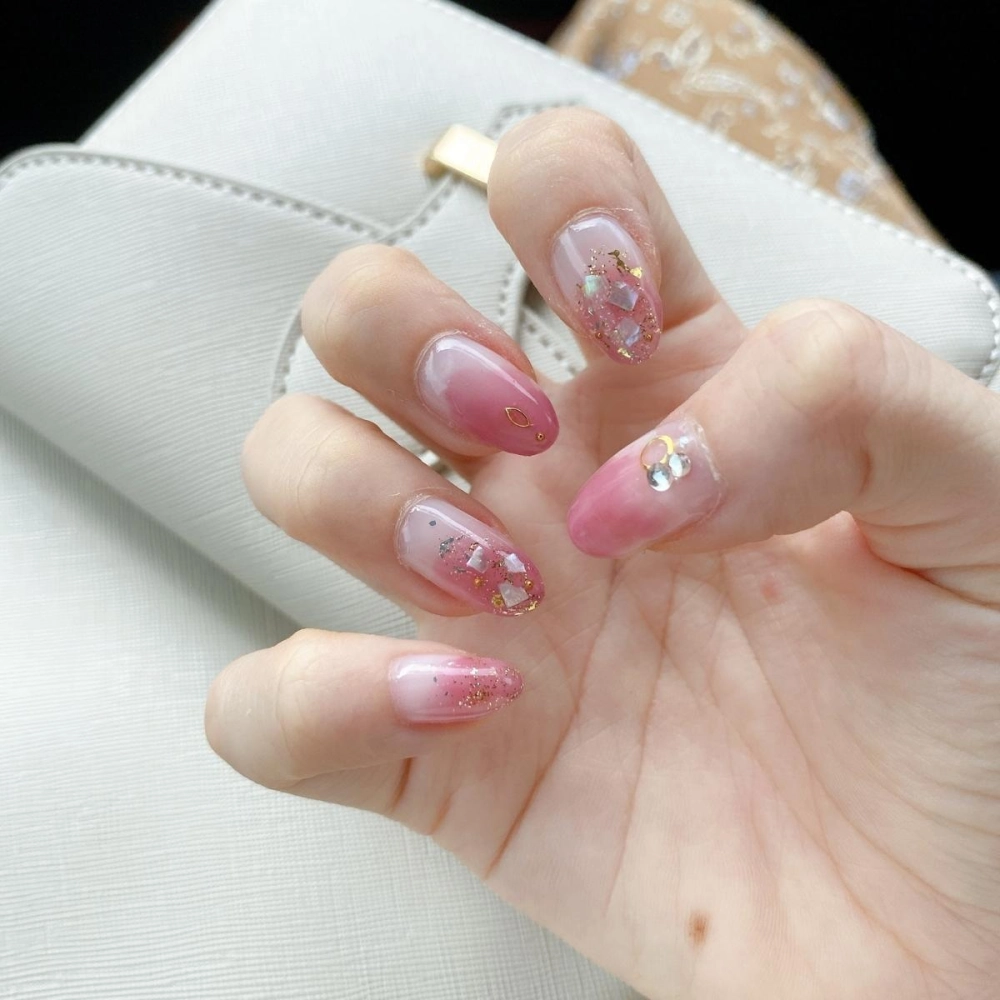 Mẫu nail đính đá đẹp sang chảnh rạng ngời