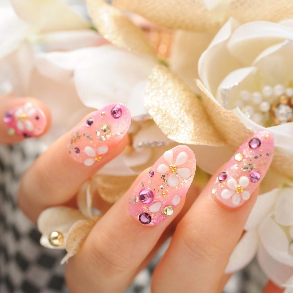 Mẫu nail đính đá khối cá tính độc đáo nổi bật
