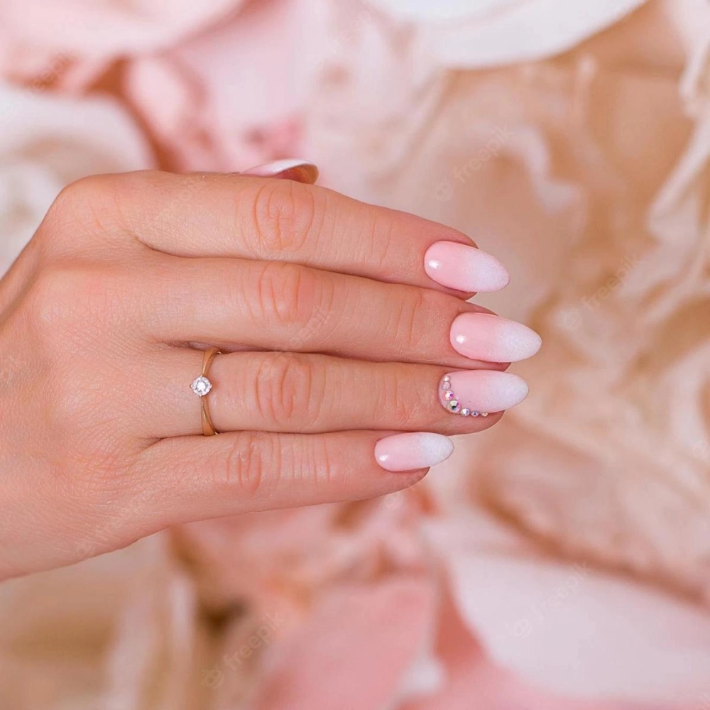 Nail xinh đính đá trẻ trung nổi bật cuốn hút