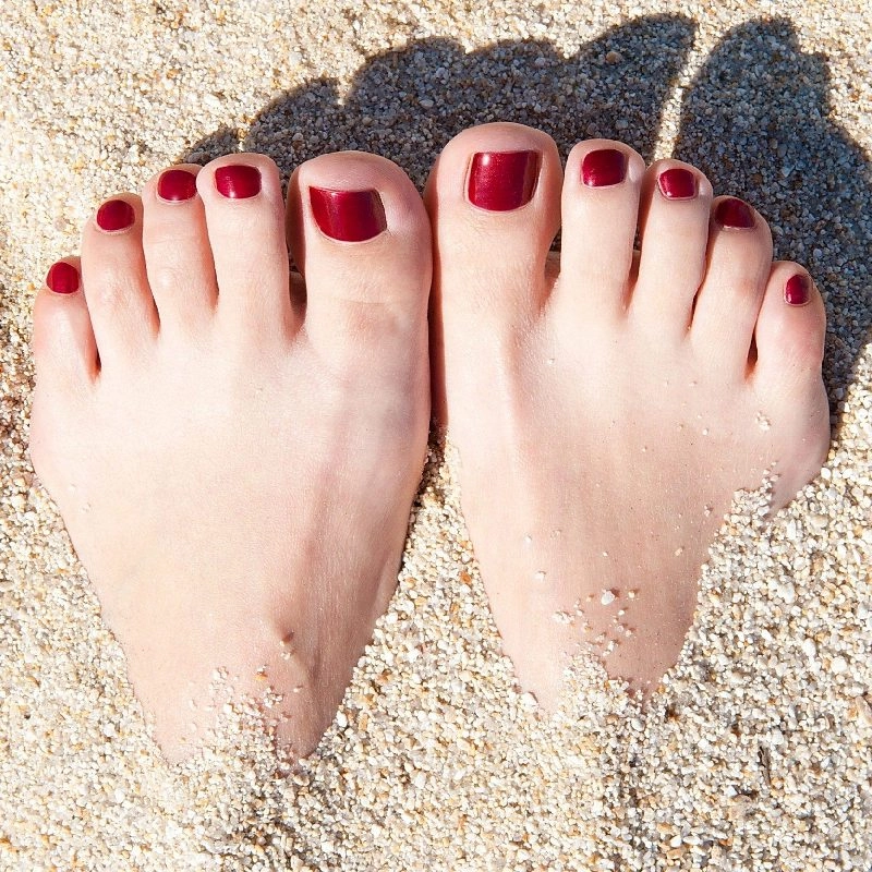 Nail chân đỏ mận trơn thanh lịch thời thượng